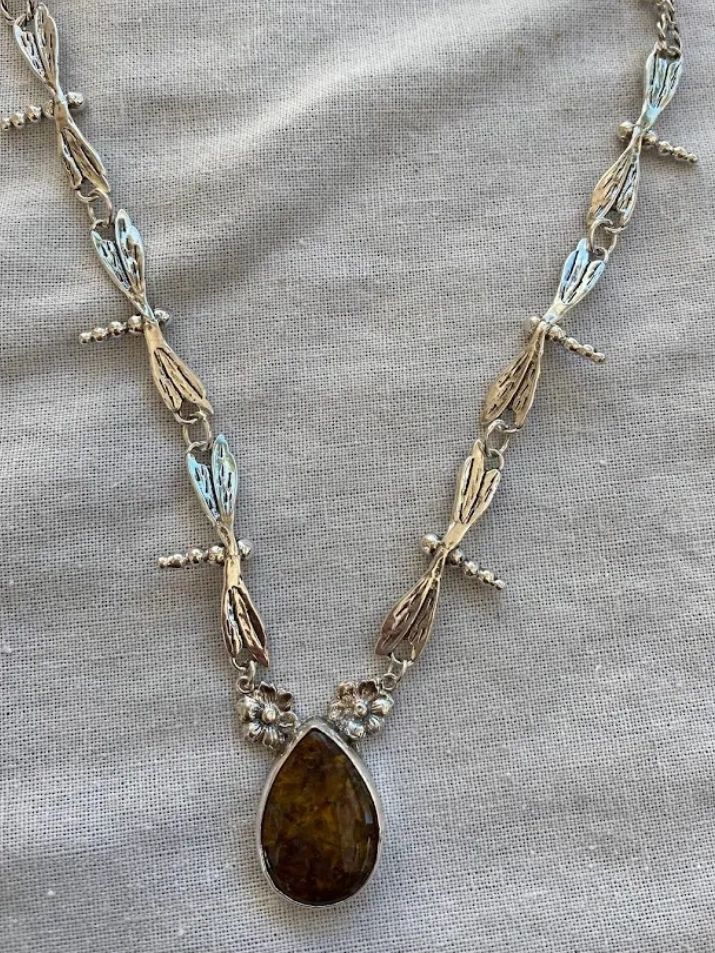 Decorative silver pendant necklace